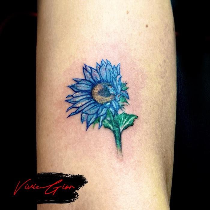  realistic tattoo of flower on hand 