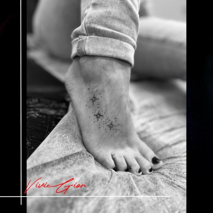 realistic  tattoo of shining stars on foot 